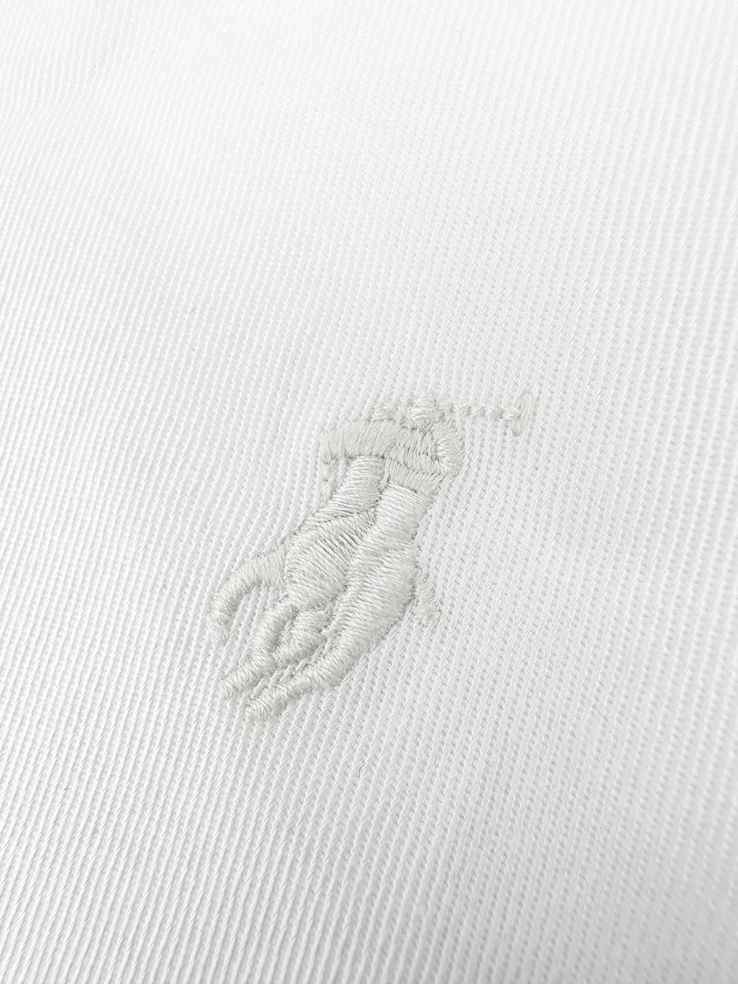 AP Ralp Lauren embroidered zipper jacket. Customized obsidian bamboo honking oblique brocade. Stiff and stylish. It is warm and skin-friendly. The radiant milky white spreads over the body. The texture slowly unfolds with the light and shadow. It displays unobtrusive Classic elegance. Exquisite pony embroidery is placed on the left chest. The stitching is dense and regular. The brand's handed down totem is engraved. It hides the edge and brings timeless recognition. The neat stand-up collar is embellished with Retro brown buttons. The diagonal pockets are matched with ribs to create a short and relaxed silhouette. Between the plain white body, it embodies the restrained and elegant style of American old money. Process 1: Using imported machine embroidery technology. Using advanced computer control systems and precision mechanical components to achieve the iconic pony embroidery operation. High precision. The lines are smooth and delicate. Process 2: Template machine bag opening. Preset templates guide the position of opening the bag. The accuracy of the shape and size ensures the quality of the bag opening process. Process 3: The fabrics are fermented and washed. The hand feel is better. Not easy to deform. Not easy to shrink. Not easy to fade. Maintain long-term beauty. Accessories: Customized 1:1 Ralph Lauren resin buckle. Customized 1:1 Ralph Lauren zipper. Customized 1:1 Genuine Leather lanyard. Customized 1:1 Ralph Lauren trademark. Version: Loose version. Size: S M L XL. Style number: CC 7023.
